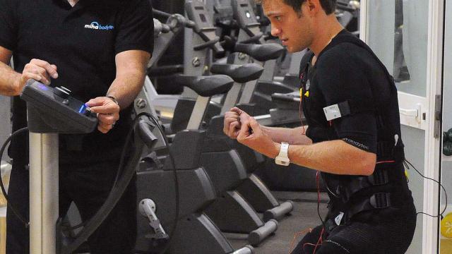 Un hombre se entrena con electroestimulación.