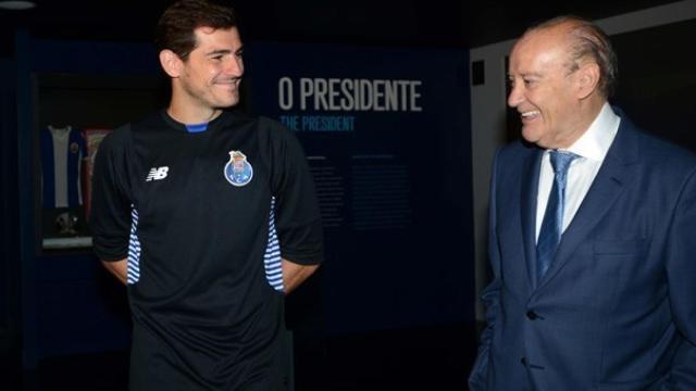 Pinto da Costa, presidente del Oporto, con Iker Casillas