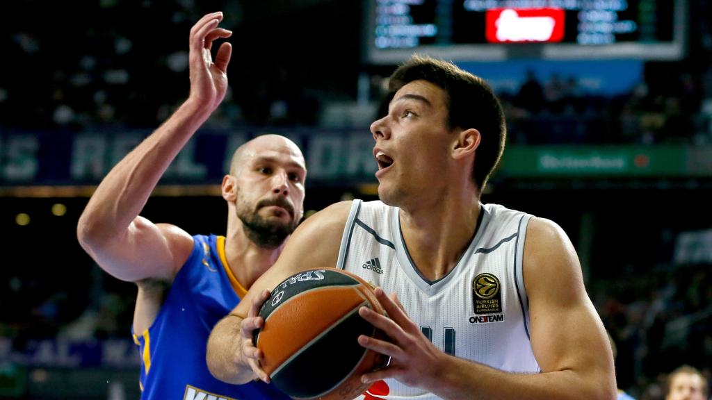 Willy Hernangómez ante James Augustine en un Madrid-Khimki.
