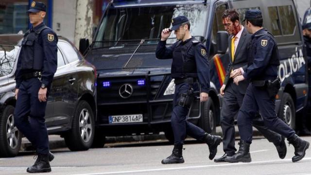 Agentes de los GEO junto a uno de los heridos en el atraco