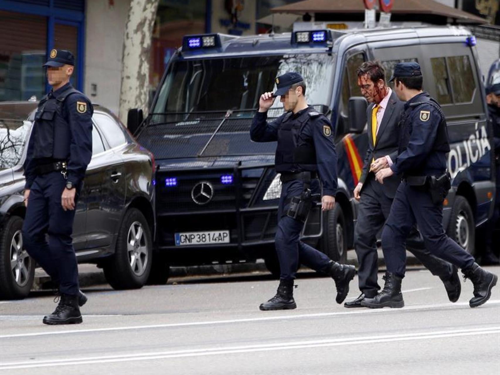Ignacio Frade junto a agentes de los GEO, después del atraco.
