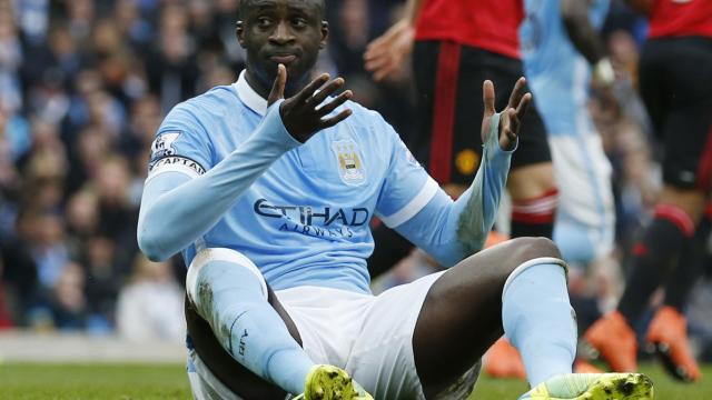 Yayá Touré se queja de una falta.