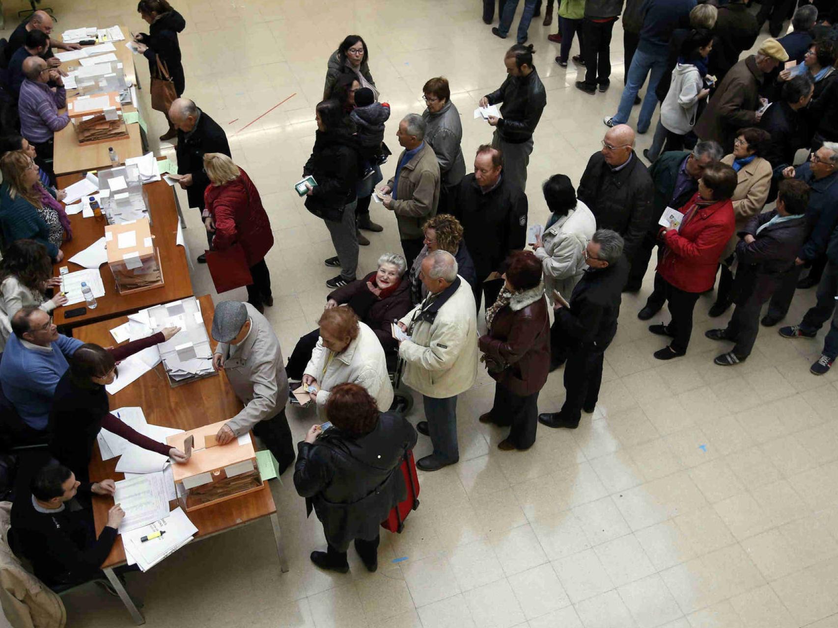Colas en un colegio electoral en Barcelona el pasado 20D