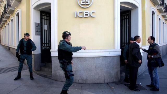 Agentes de la Guardia Civil en la puerta de la sede del ICBC en Madrid