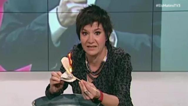 Momento en el que la periodista de TV3 quemó la Constitución