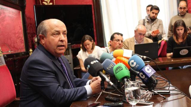 José Torres Hurtado declara ante los medios en el Ayuntamiento.