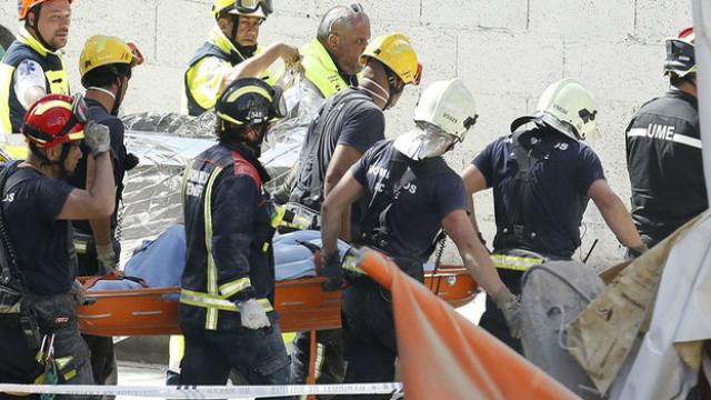 Los bomberos desalojan un cuerpo de los escombros