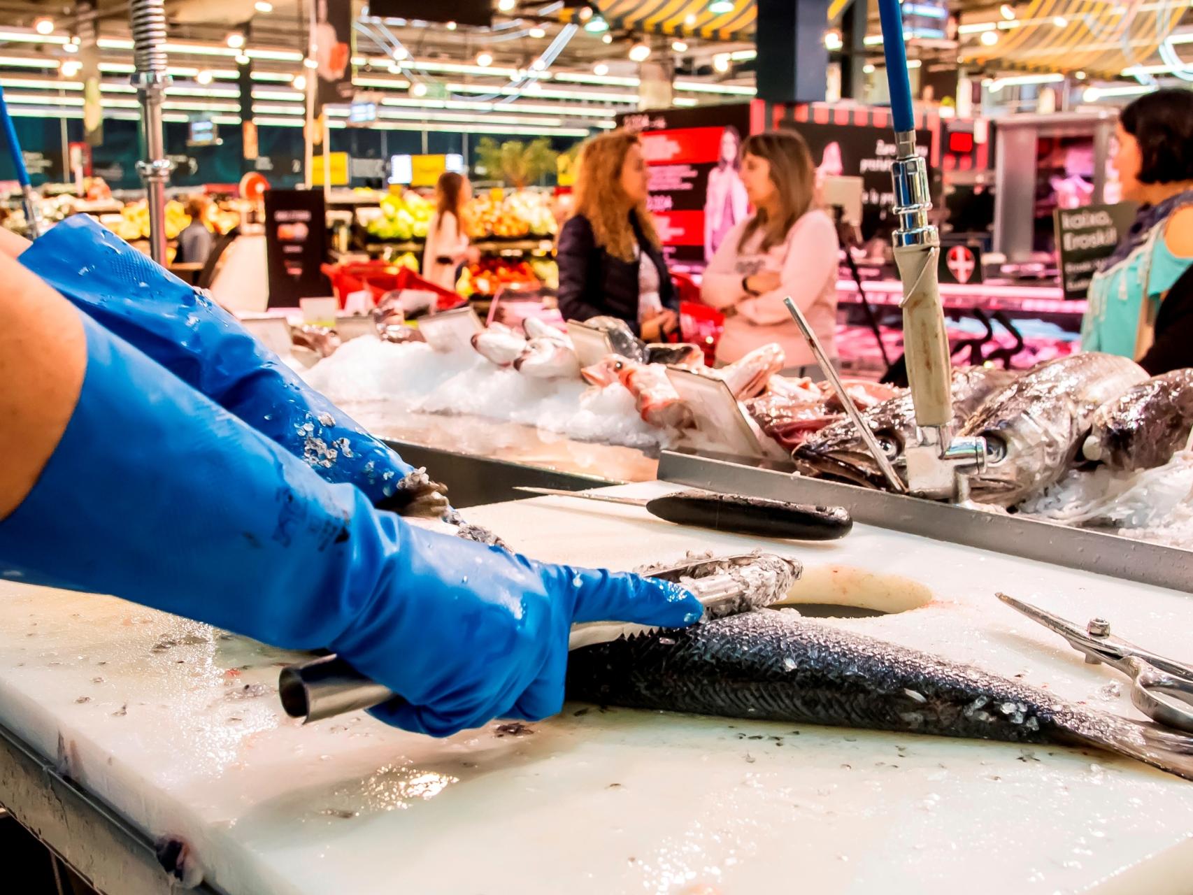 Interior de un establecimiento de Eroski.