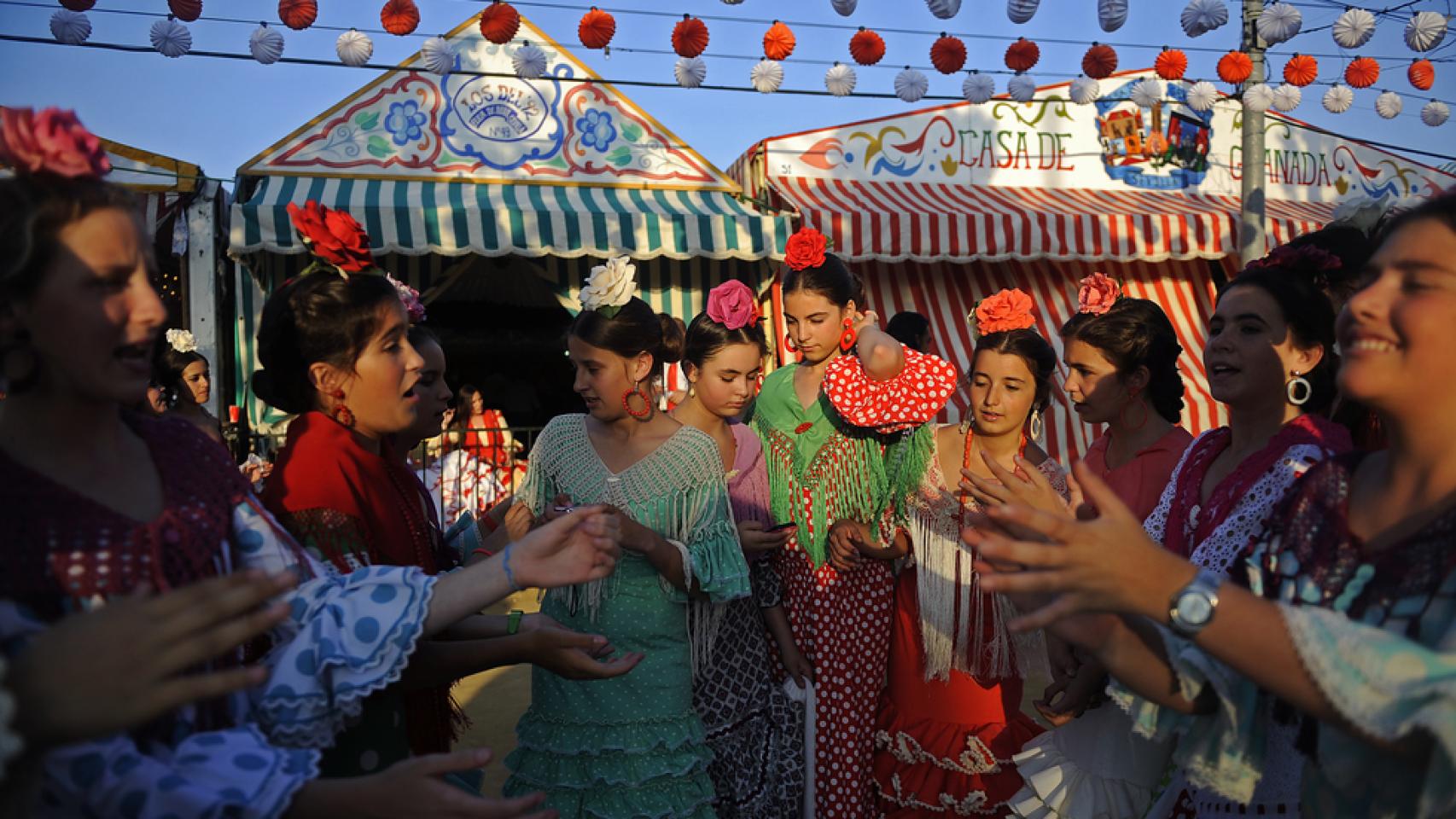 Un grupo de jóvenes en la feria sevillana.