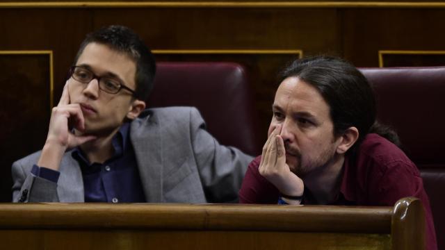 Errejón e Iglesias en sus escaños del Congreso.