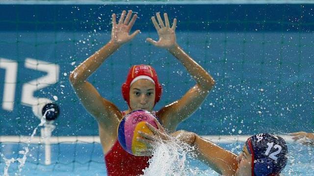 Laura Ester en un partido de la selección femenina de waterpolo.