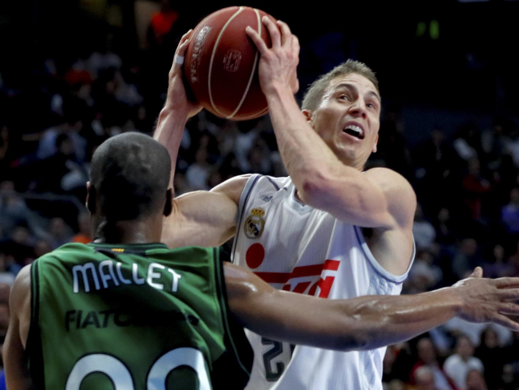 Jaycee Carroll ante Demond Mallet en el Real Madrid-Joventut.