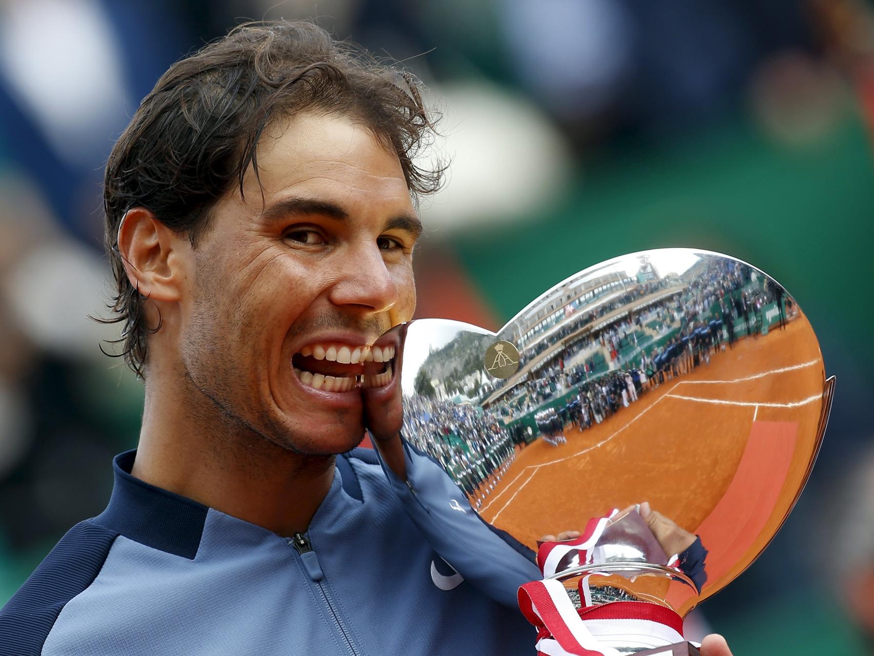 Rafa Nadal con su noveno trofeo de campeón en Montecarlo.