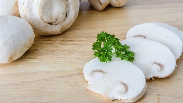 Unos champiñones, listos para ser cocinados.