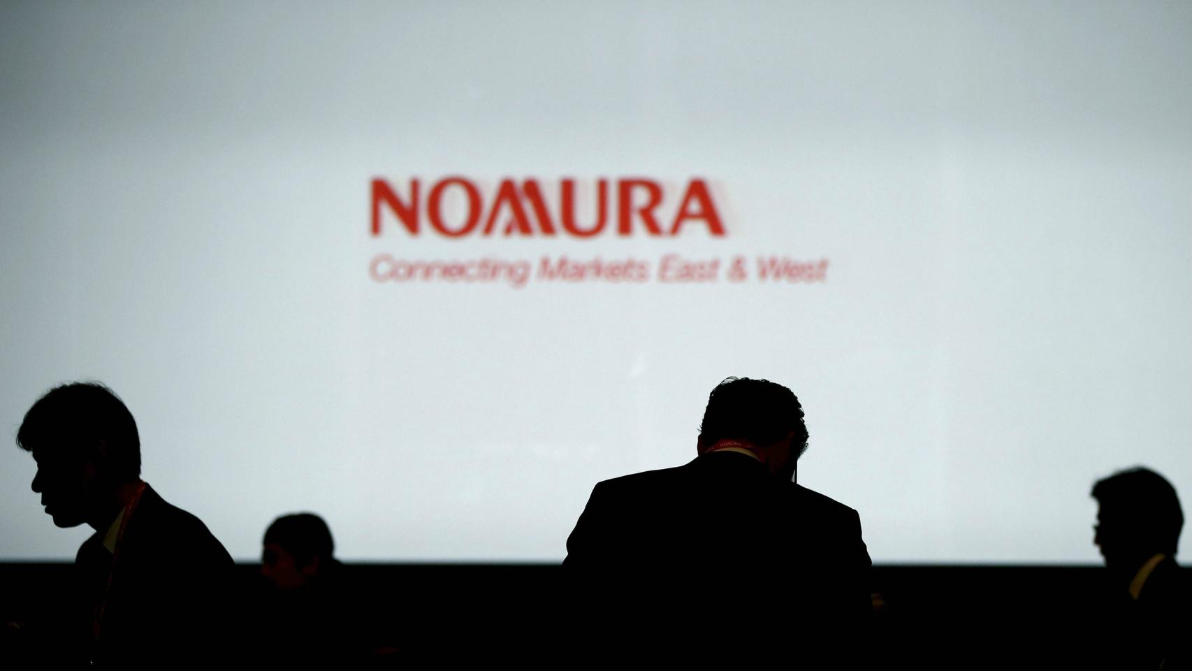 Inversores ante un cartel de Nomura en Tokio.