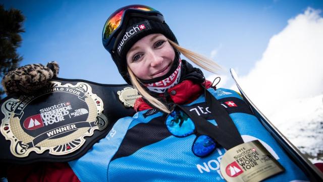 Estelle Balet, tras sus victoria en una prueba del Freeride World Tour en 2015.