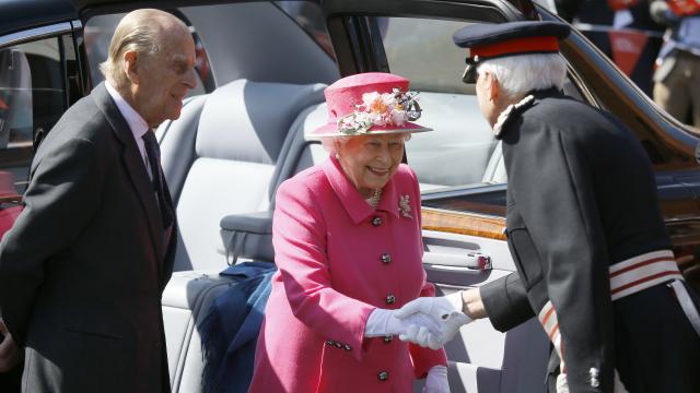 Isabel II y el Duque de Edimburgo a su llegada a The Royal Mail Post Office en Windsor