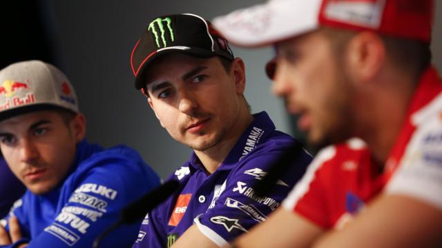 Lorenzo escucha la respuesta de Dovizioso a una pregunta.