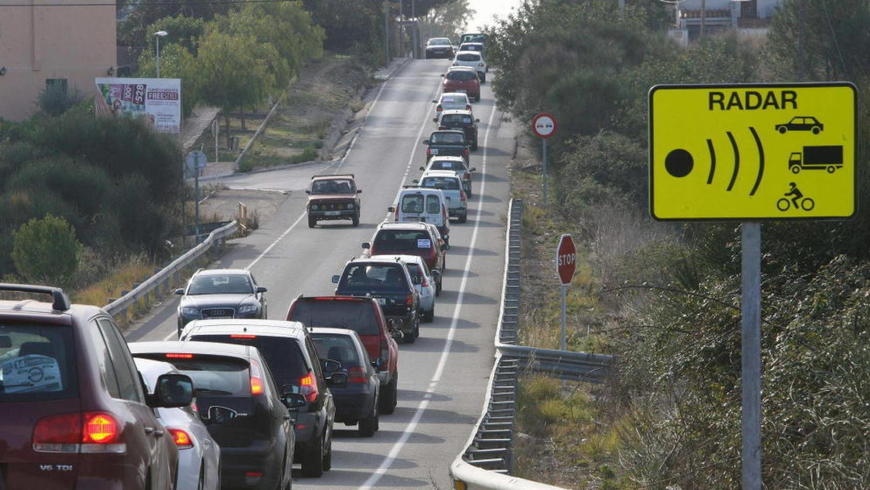 Una señal anuncia la proximidad de un radar de tráfico.