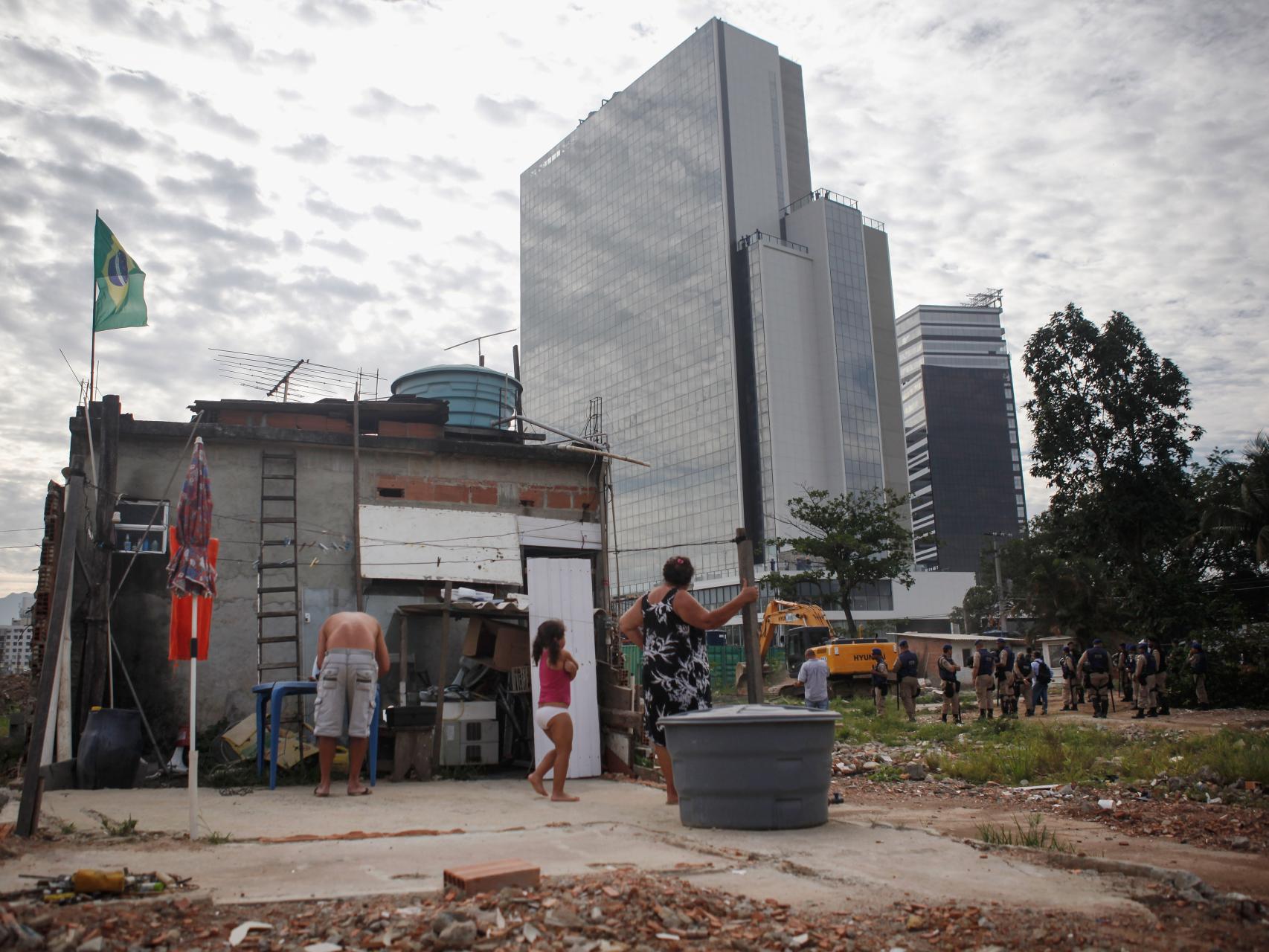 Una familia ante los restos de su casa en la favela de Vila Autodromo