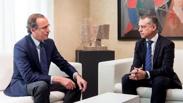 Alfonso Alonso, ministro de Sanidad y líder del PP en el País Vasco, y el lehendakari Íñigo Urkullu.