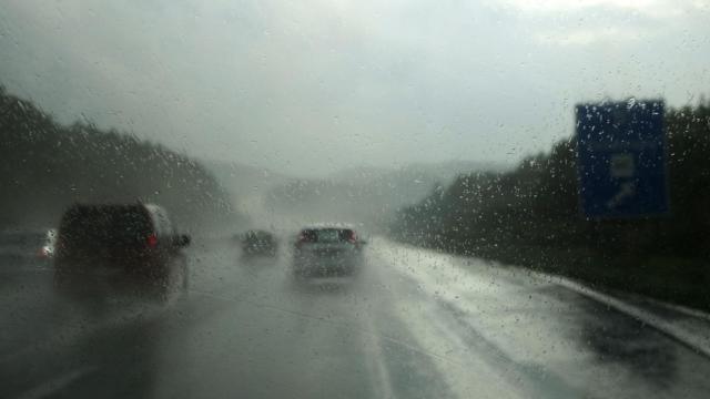 El Aquaplanning es el gran peligro de la lluvia en la carretera.