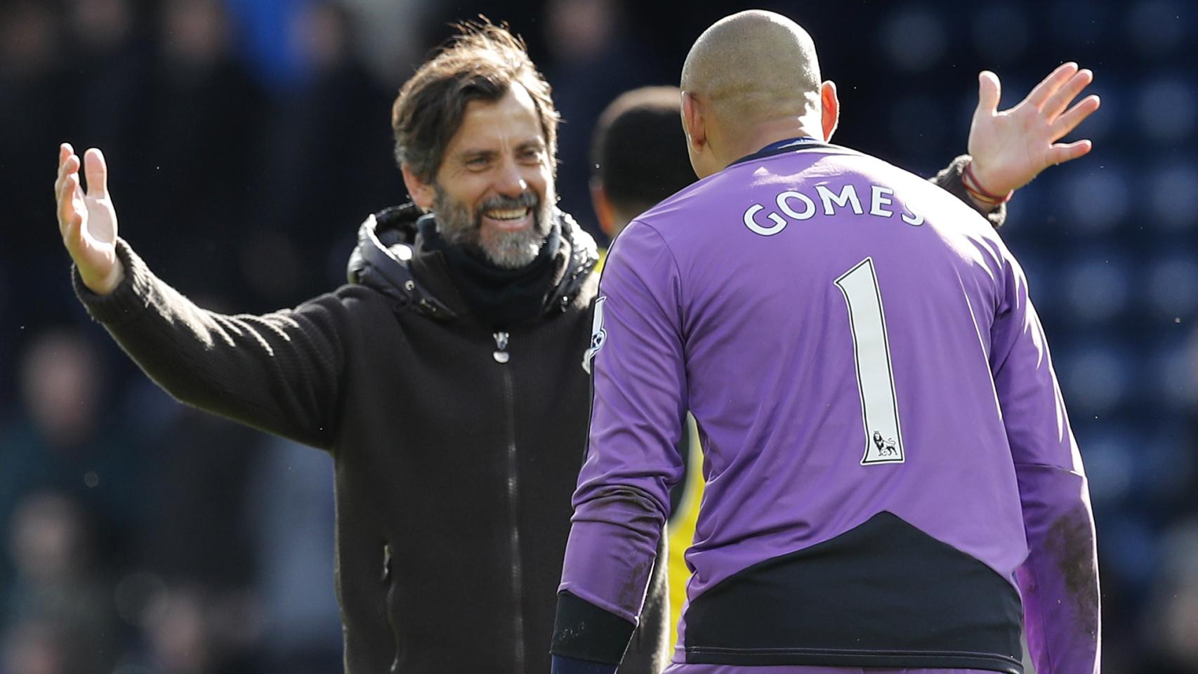 Quique Sánchez Flores abraza a uno de sus jugadores tras un partido.