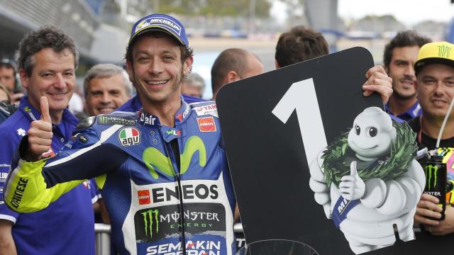 Valentino Rossi celebra su primera plaza en la parrilla de Jerez.