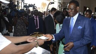 Teodoro Obiang votando en las elecciones de Guinea Ecuatorial.