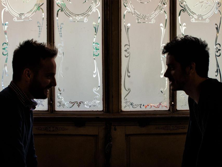 Roberto Pérez, editor de libros.com, y Carlos Mayoral, autor de Etílico.