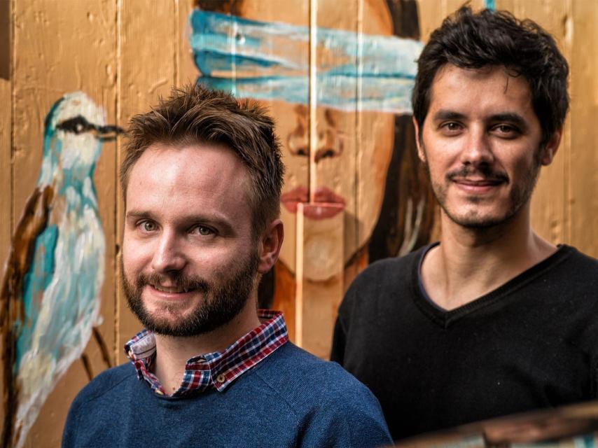 Roberto Pérez, editor de libros.com, y Carlos Mayoral, autor de Etílico.