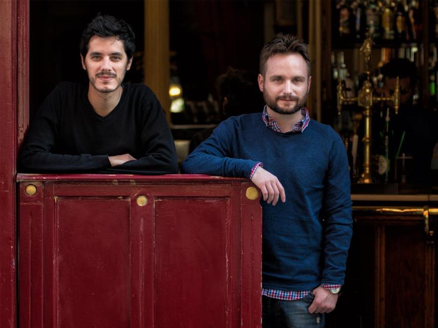 Roberto Pérez, editor de libros.com, y Carlos Mayoral, autor de Etílico.