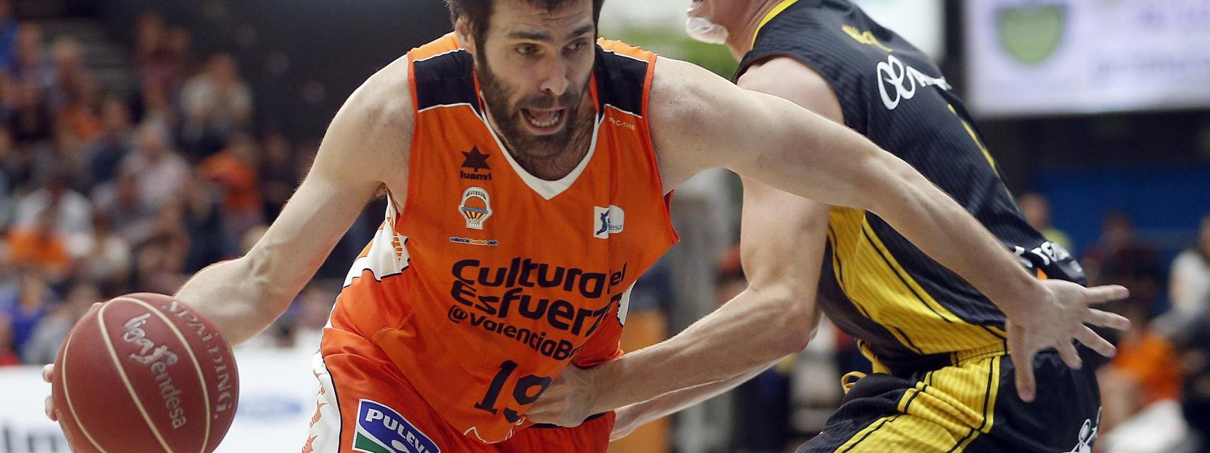 Fernando San Emeterio intenta irse de Will Hanley.