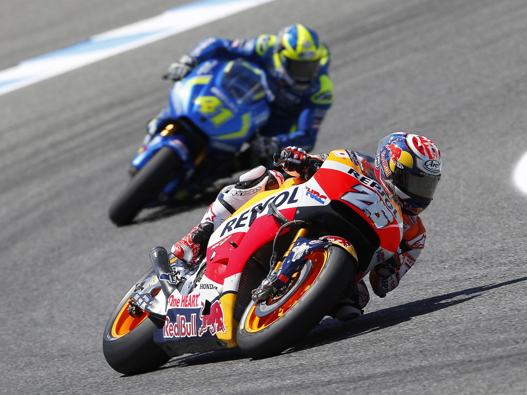 Dani Pedrosa traza un viraje derechas seguido de Aleix Espargaró, en la carrera de Jerez.