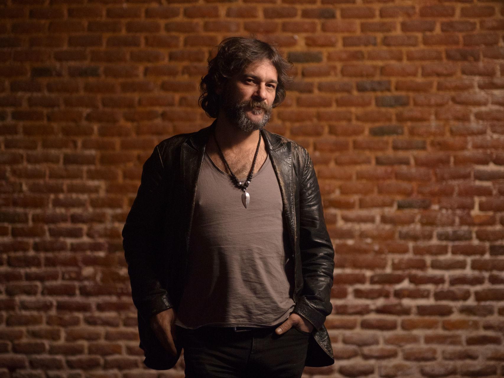 El cantautor Quique Gonzalez es uno de los participantes en el festival solidario por los refugiados.