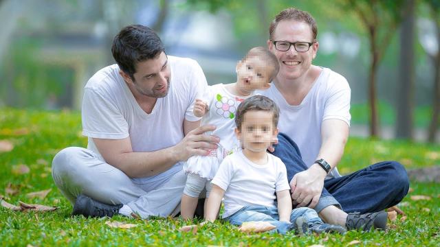 Manuel Santos, su esposo y dos hijos.