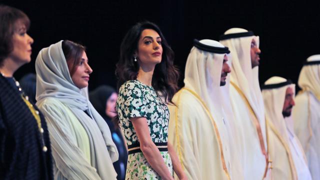 Amal Clooney durante el Foro de Comunicación en Dubai
