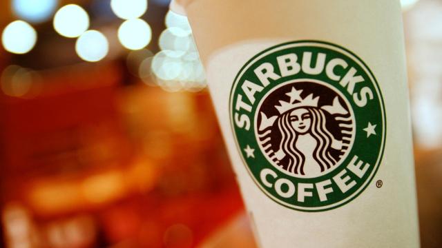 Un vaso desechable de Starbucks.