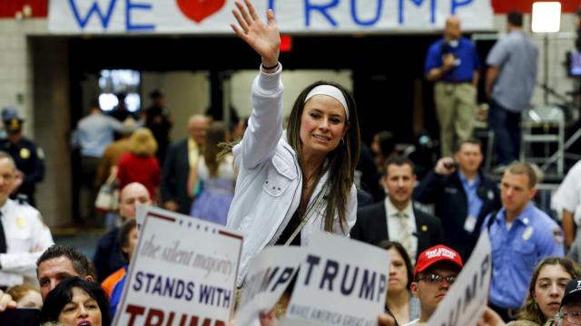 Seguidores de Trump le piden autógrafos y le saludan tras un mitin en Connecticut.