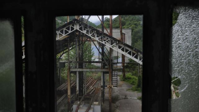 Imagen del pozo de Santa Bárbara, abandonado en Turón, cerca de Oviedo.