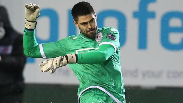 Víctor Valdés en un encuentro con el Standard de Lieja.