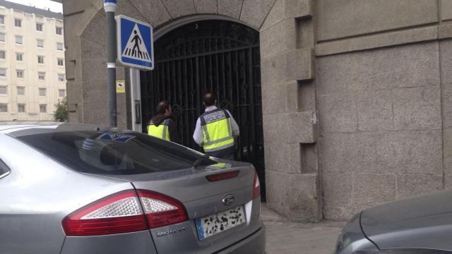 Agentes de la Policía en el registro del despacho Nummaria.