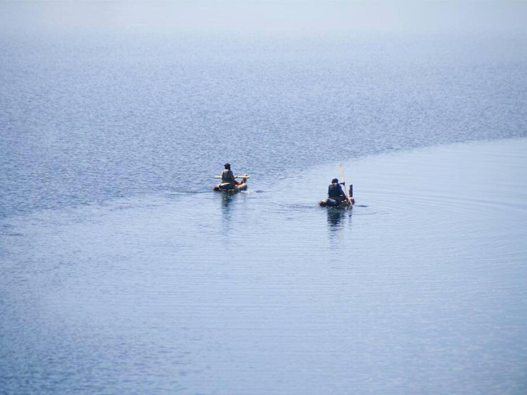 Maykol y Alejandro navegando en el río