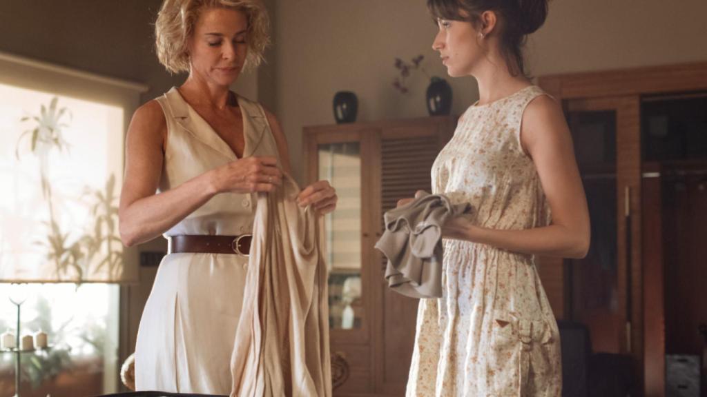 La importancia del vestuario en 'La embajada': definiendo dos mundos