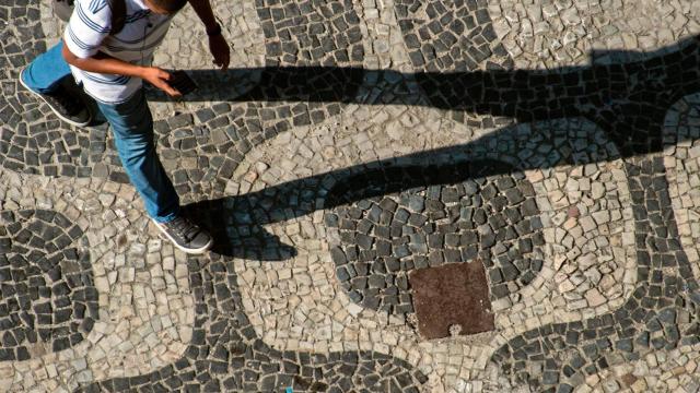 Un brasileño consulta su móvil