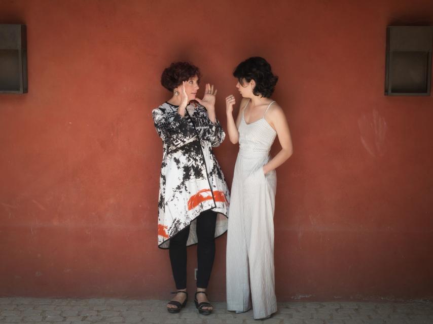 Icíar Bollaín y Anna Castillo charlan en la presentación de El olivo.