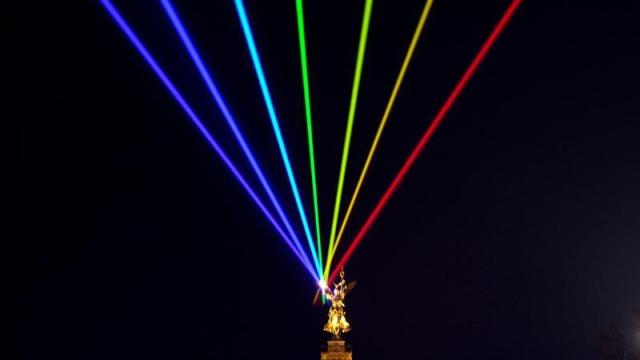 Instalación láser creada por la artista puertorriqueña Yvette Mattern en Berlín.