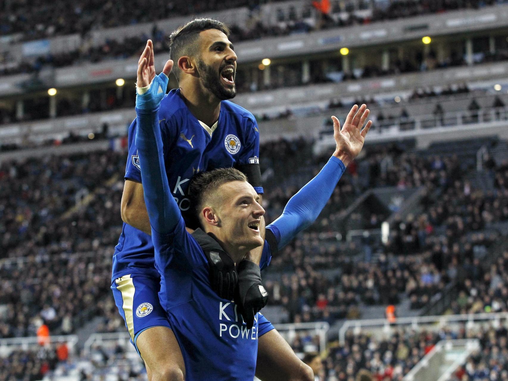 Vardy y Mahrez celebran un gol.