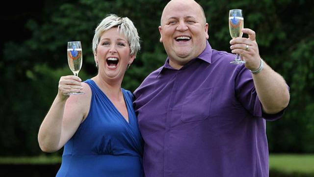 Gillian Bayford junto a su marido Adrian cuando ganaron el premio