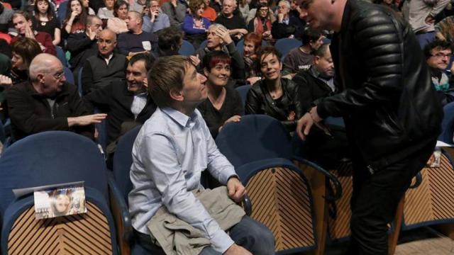 Arraiz (derecha) conversa con Rufi Etxeberria en un acto de Otegi la pasada semana
